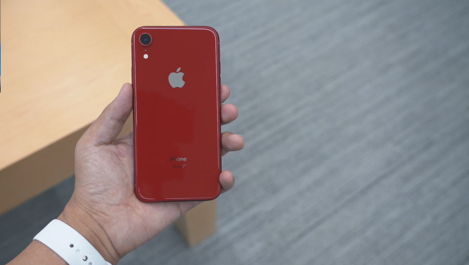 iPhone XR全部颜色上手体验：红色讨喜，黑色更加稳重