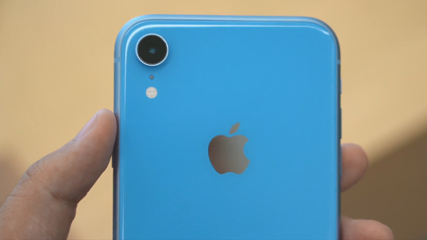 iPhone XR全部颜色上手体验：红色讨喜，黑色更加稳重