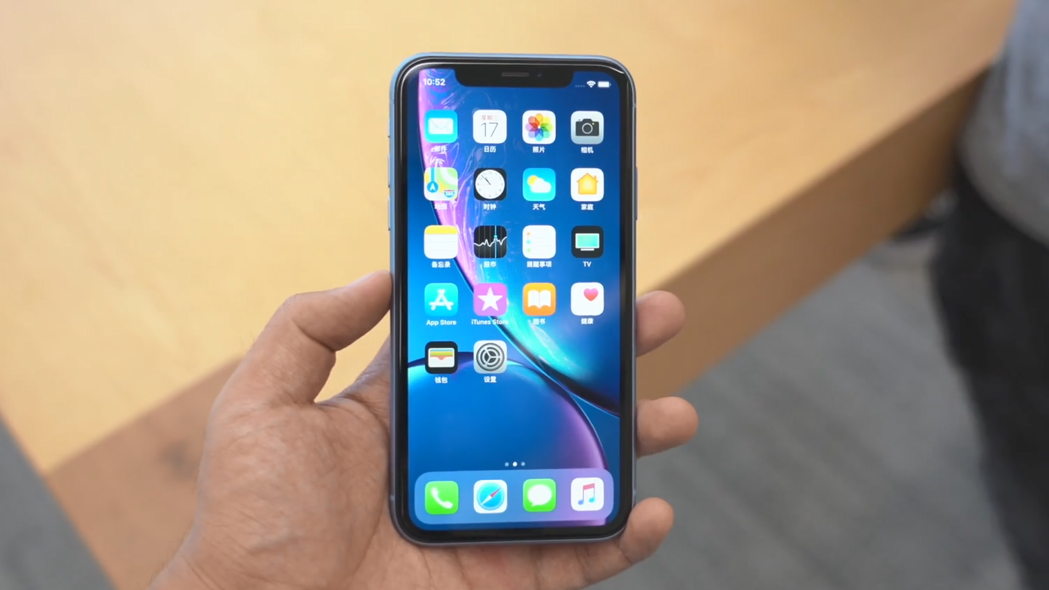 iPhone XR全部颜色上手体验：红色讨喜，黑色更加稳重