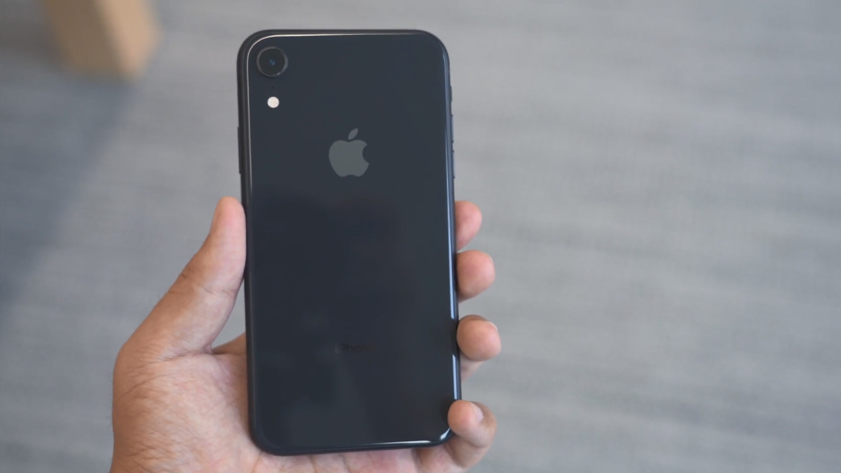 iPhone XR全部颜色上手体验：红色讨喜，黑色更加稳重
