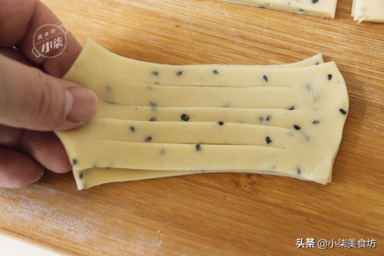 過年教你炸麻葉，學會一個和麵小技巧，一捏酥得掉渣，小時候味道