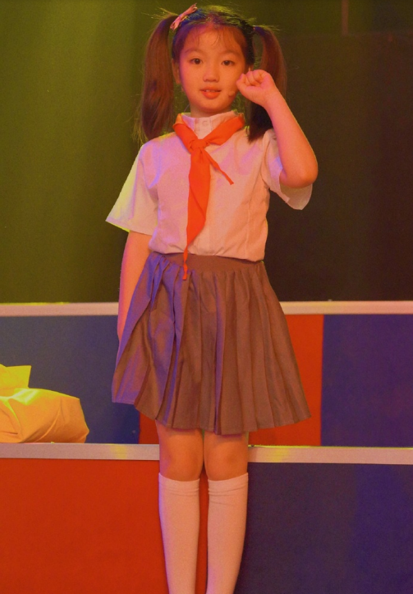 阿拉蕾8歲近照曝光，扎高高雙馬尾超可愛，肉嘟嘟臉蛋瘦出尖下巴