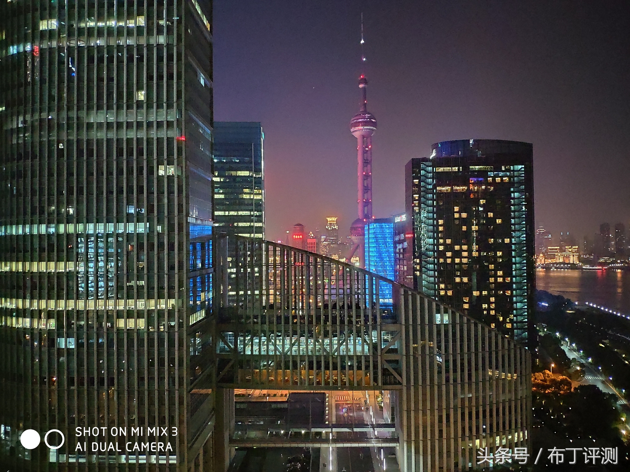 前后左右4摄 手执强力城市夜景：小米MIX3照相实际效果进到全球前三！