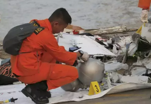 印尼坠机：载189人的新波音737两度下坠，坠速达9144米/分