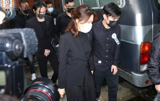 吴孟达出殡现场曝光，儿子手捧遗像眉眼像爸爸，遗孀双眼哭红肿