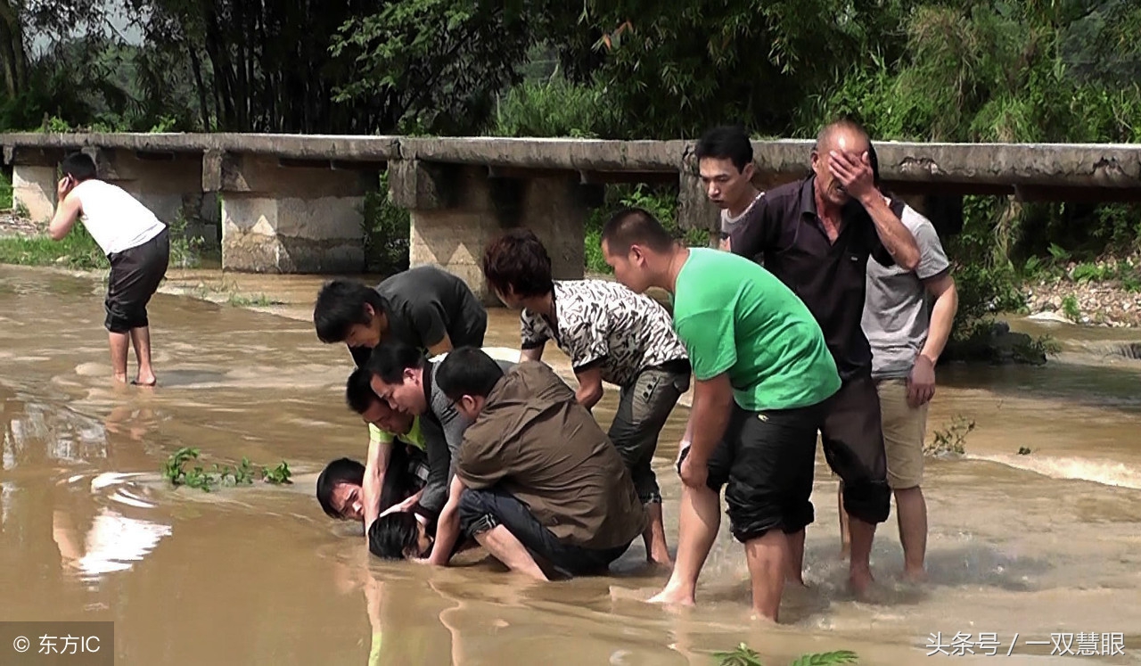 谁说现代人眼里只有钱,十张舍己救人照片告诉你,危难时刻真情在