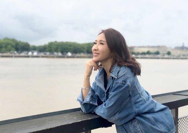 黎姿儿童节野外运动，三个女儿爬树身手敏捷，