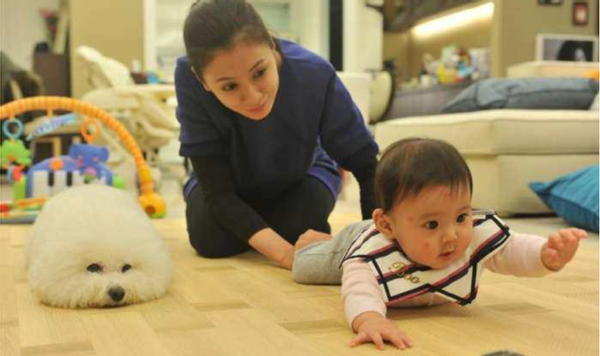 賈靜雯曝女兒患先天眼疾，5歲戴600度眼鏡，險錯過黃金治療期