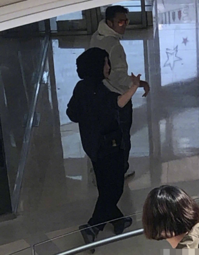 好友曝王菲谢霆锋感情现状，小鲜肉是两人共同朋友，力破情变传闻