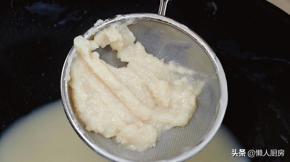 这是不用面粉的月饼，也不要烤，白芸豆的炒制很重要