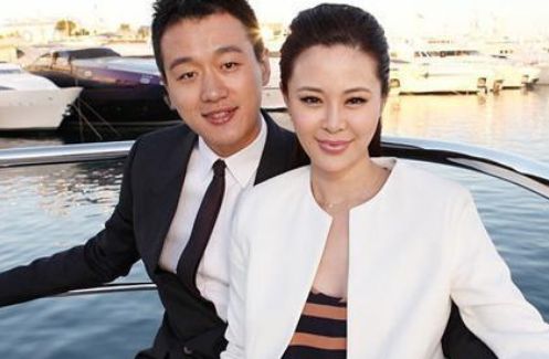 他娶了自己老师，出道至今无绯闻，如今儿女双