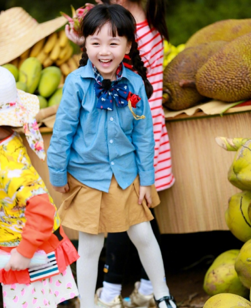 小山竹长大了，小时候的娃娃脸变成瓜子脸，美得让人认不出来了