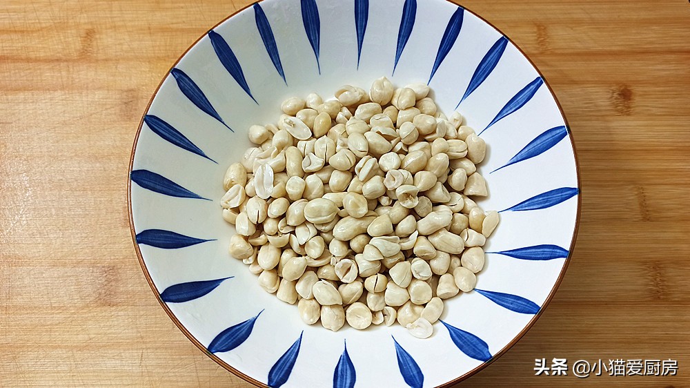 教你生拌花生米的做法，比水煮簡單，比油炸香，用來下飯下酒不錯