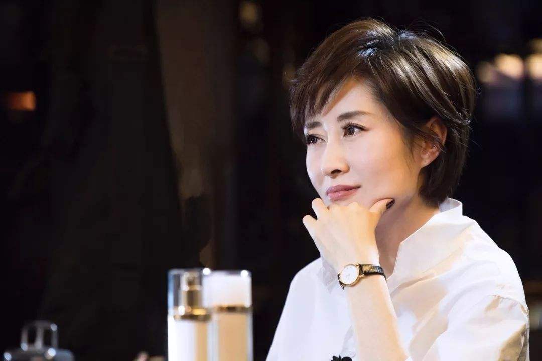 44岁刘敏涛再次引爆流量！御姐西装高跟鞋，中年女演员唯一光芒