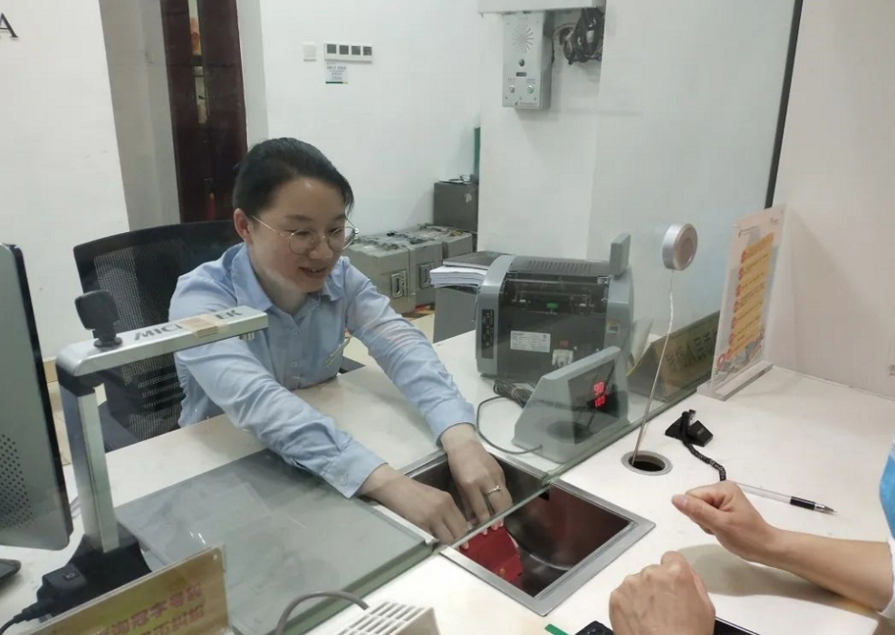 银行掀起办存折热潮？年轻人“扎堆”去银行办存折，发生了什么？