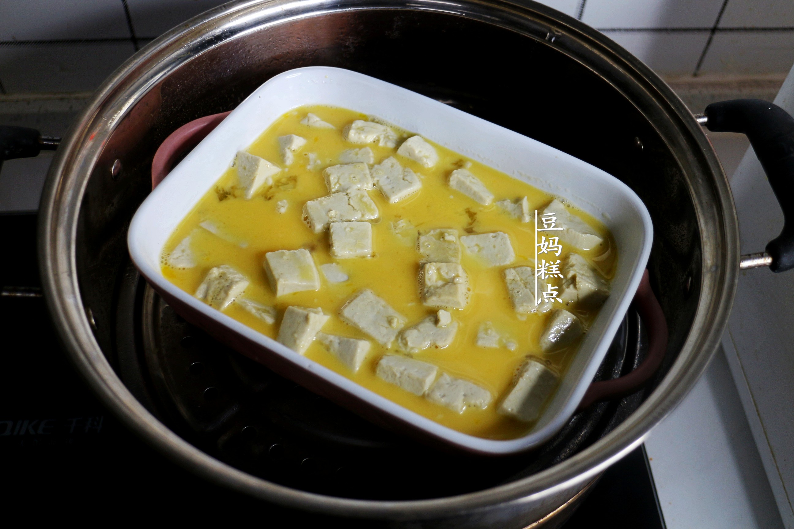 冷天，豆腐和雞蛋一起蒸，簡單又營養，孩子連吃2碗米飯