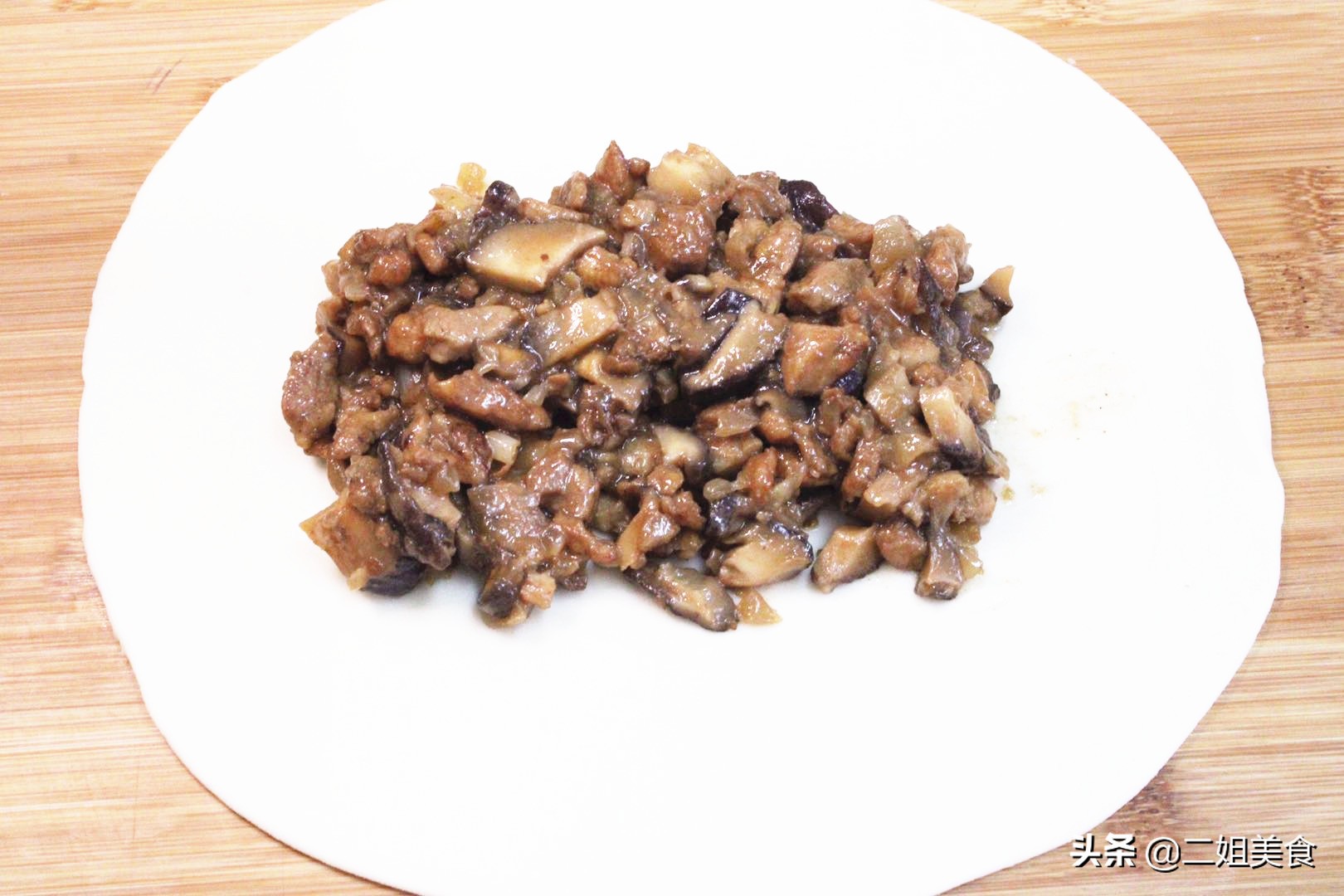 鸡肉和香菇搭配，做盒子没想到这么好吃，比韭菜馅香，比肉馅解馋