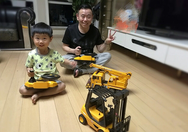 潘长江的豪宅曝光，住着这么大的家，六十多岁依然童心未泯