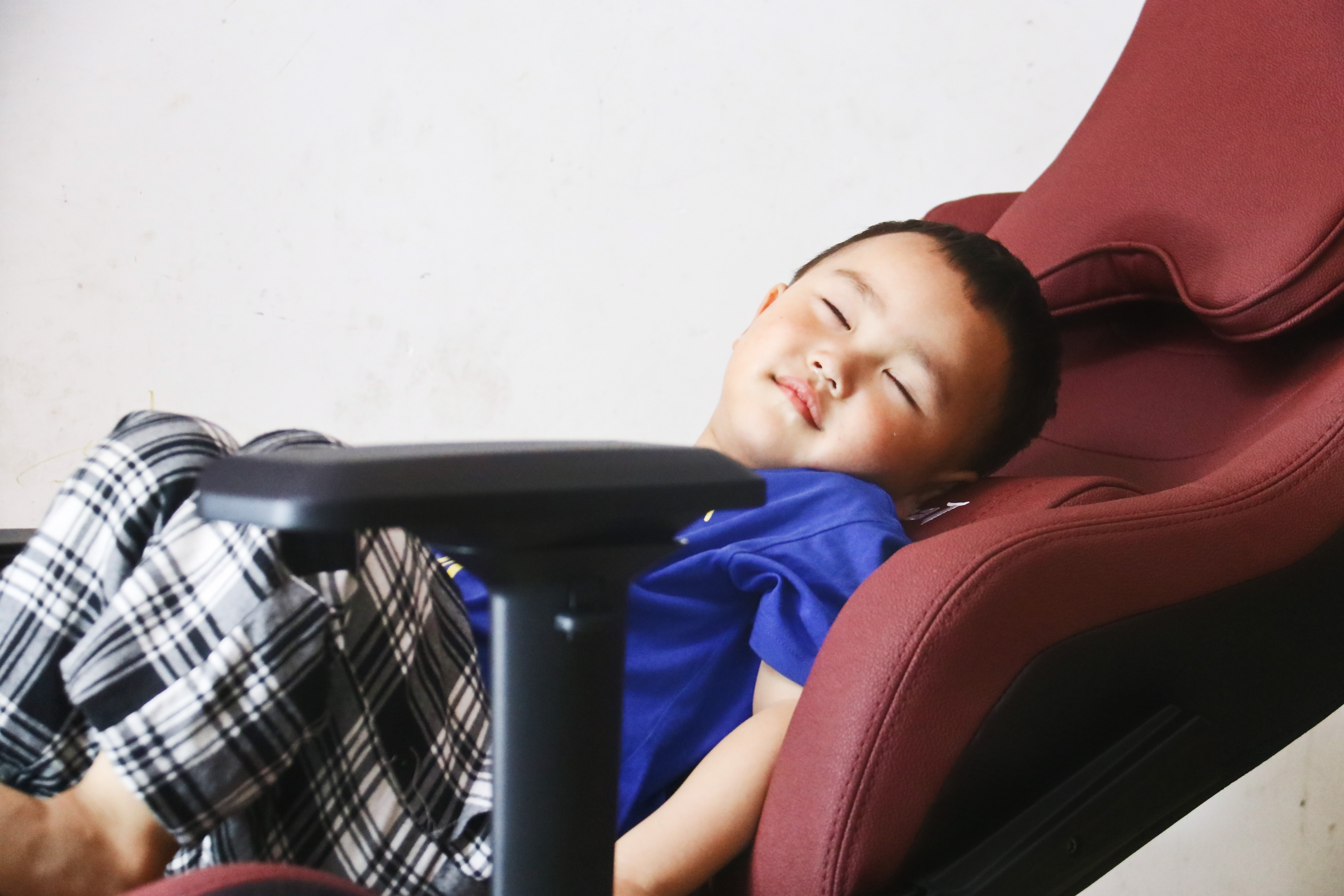 玩的不仅是游戏，午间小憩也适合：安德斯特赤焰王座电竞椅实测