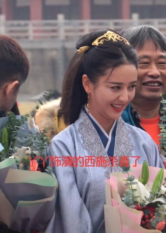 郑恺满脸细纹佟丽娅显老，看到明星真实样子你