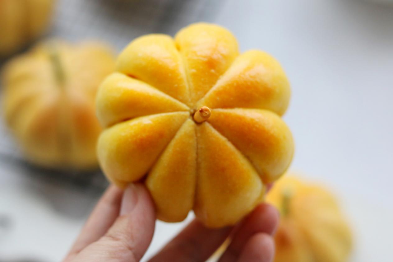 南瓜大量上市了，做个美味的南瓜面包，香甜可口，比买的好吃