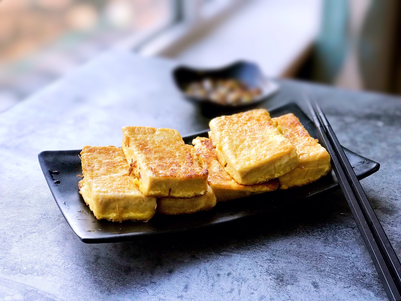 香煎豆腐，先粘淀粉还是先粘蛋液，别弄错了，不然粘锅，还不入味