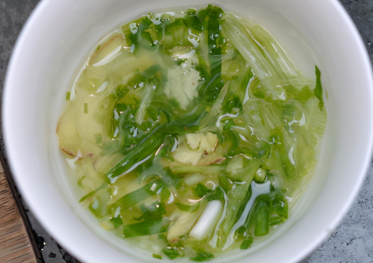 做清蒸魚，總有人放“料酒和鹽”，難怪做得不好吃！ 分享正確做法