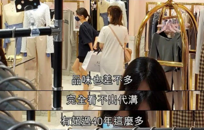 关咏荷现身商场，美貌好身材被赞保养有道，牵着女儿像姐妹