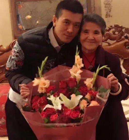 被婆婆“百般维护”的黄圣依：“豪门媳妇”的