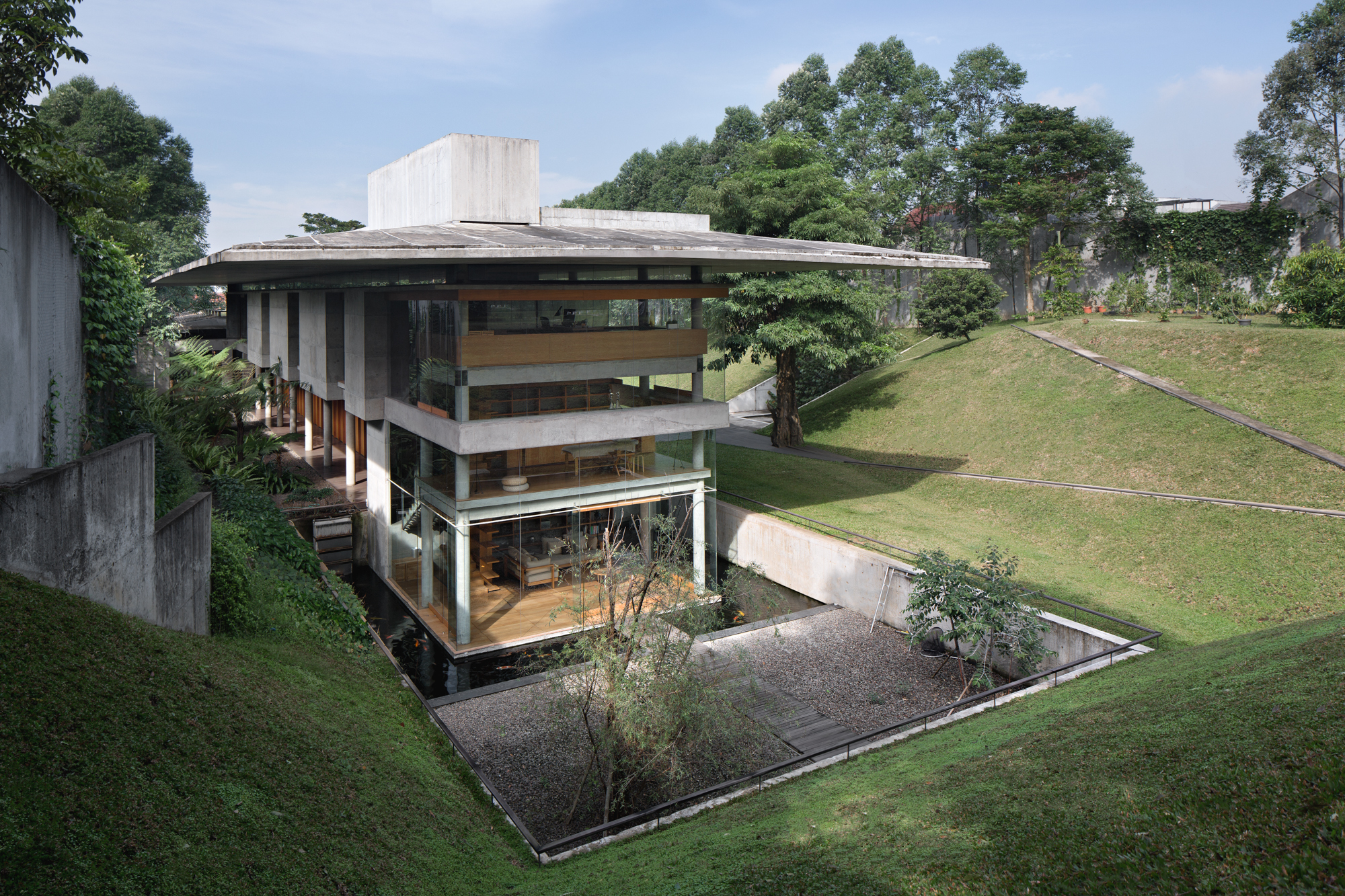 2000m²清水混凝土别墅，仅四居室却有700m²水池和3000m²花园