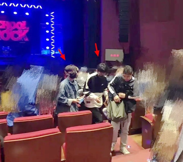 网友破案：跟何炅牵手的神秘男子，疑似比他小22岁的男星费启鸣