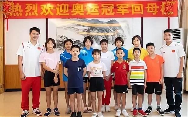 今非昔比！全红婵回母校场面热烈，被领导“围观”，幸好有师哥在