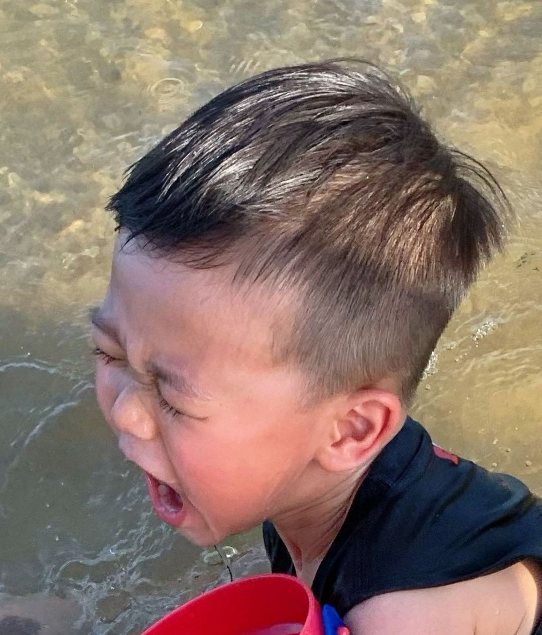 胡杏儿内地拍戏，丈夫既当爹又当妈带儿子捡贝壳，奕霆呛水萌态足