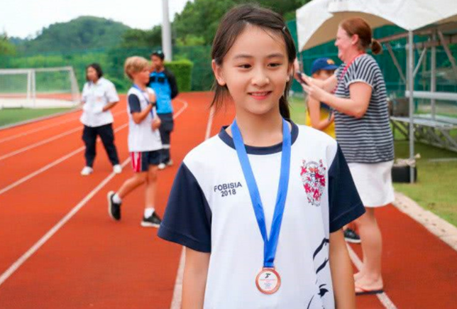 13岁森碟身高逼近1米7，与田亮同框似兄妹，长腿萝莉超有范儿