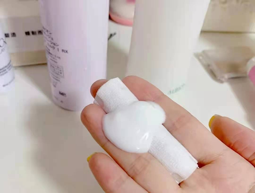 适合大油皮的4款水乳推荐：澳尔滨上脸秒吸收，黛珂是最强CP