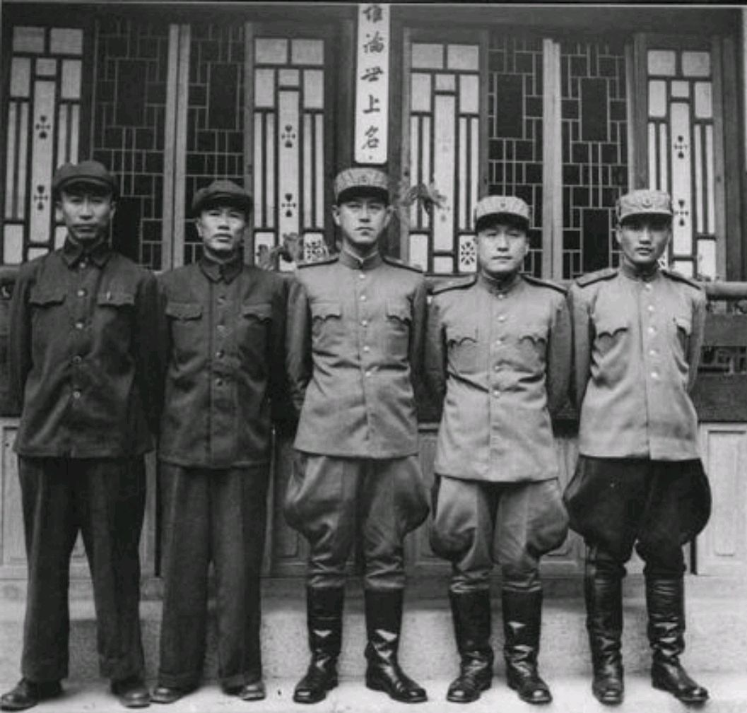 55年大授衔：主席不当大元帅，粟裕等让帅自降级