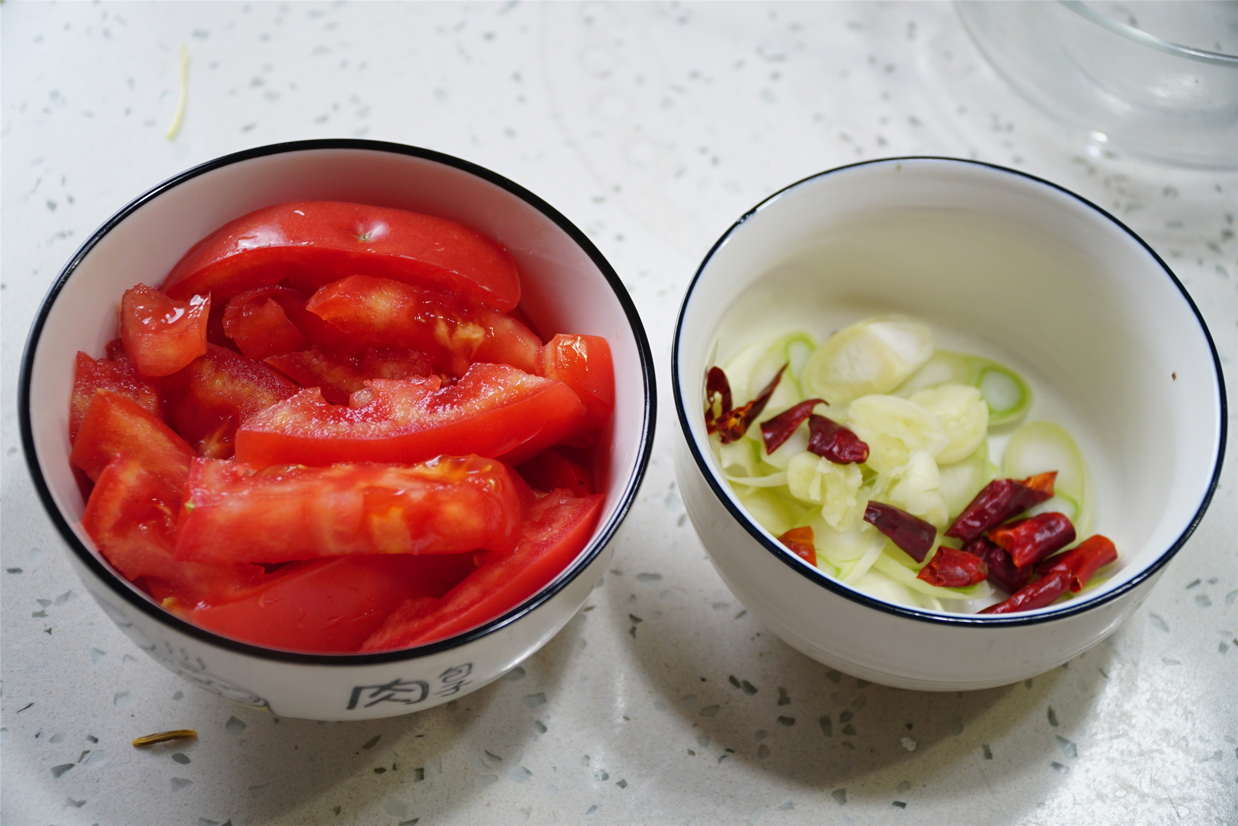 新鲜黄花菜有毒，不要直接吃，炒之前处理2步，毒性全消味道香