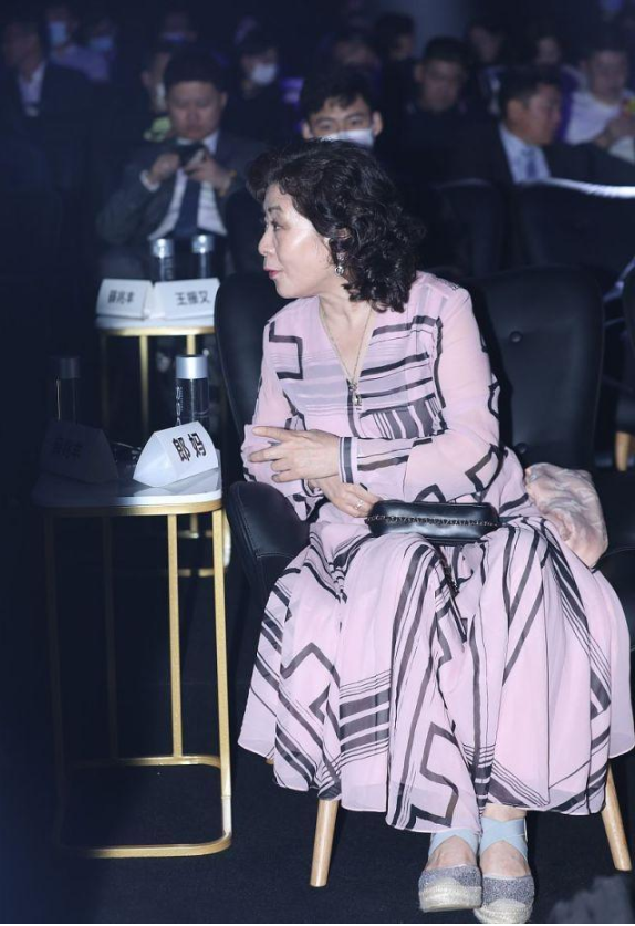 郎朗妈妈罕见露面！一袭粉色长裙配卷发好时髦，气质出众如贵夫人