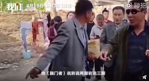 被村民欺负、遭粉丝踹门，充当老好人的大衣哥