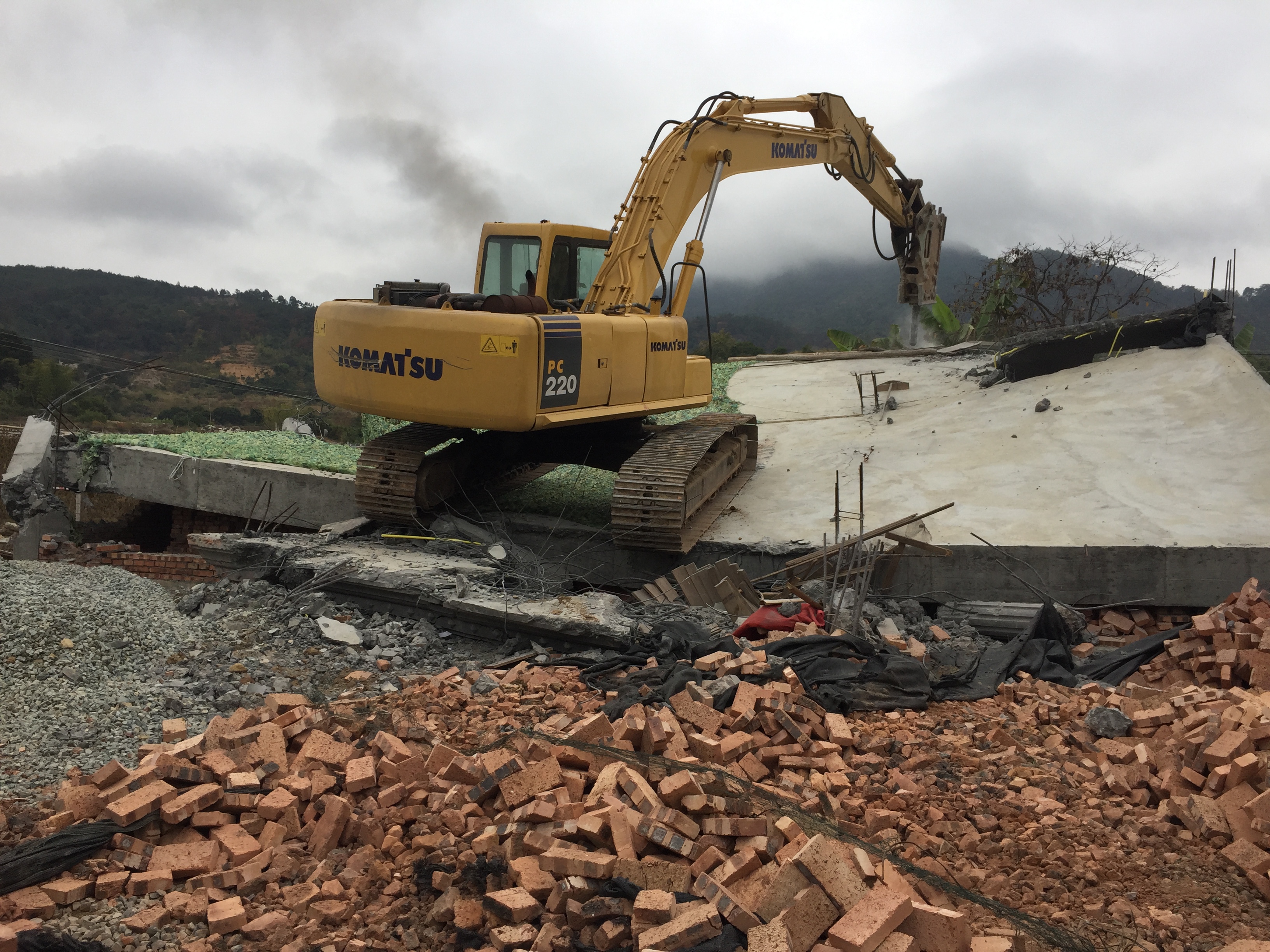 农村土地上三大建房行为要被追责，两类住房将拆除，农民需要注意