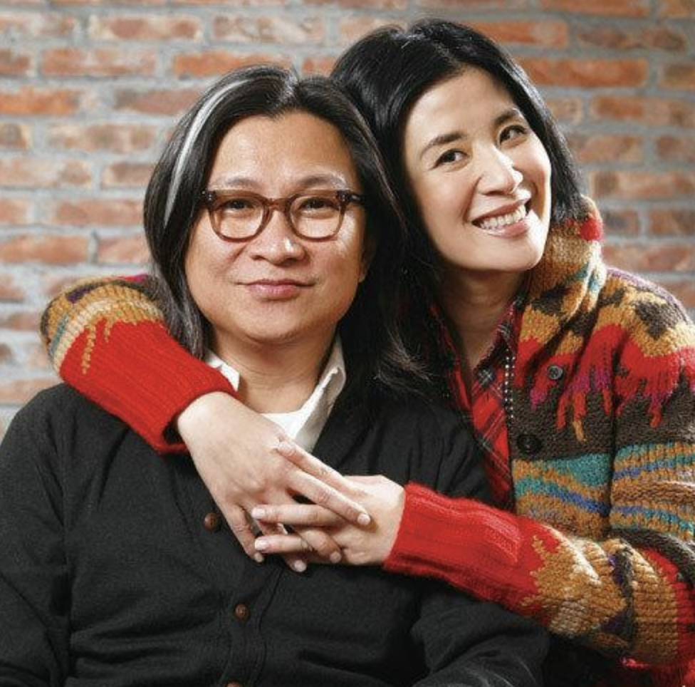 吴君如晒一家人为自己庆生，女儿弹吉他唱歌，老公陈可辛倾情献吻