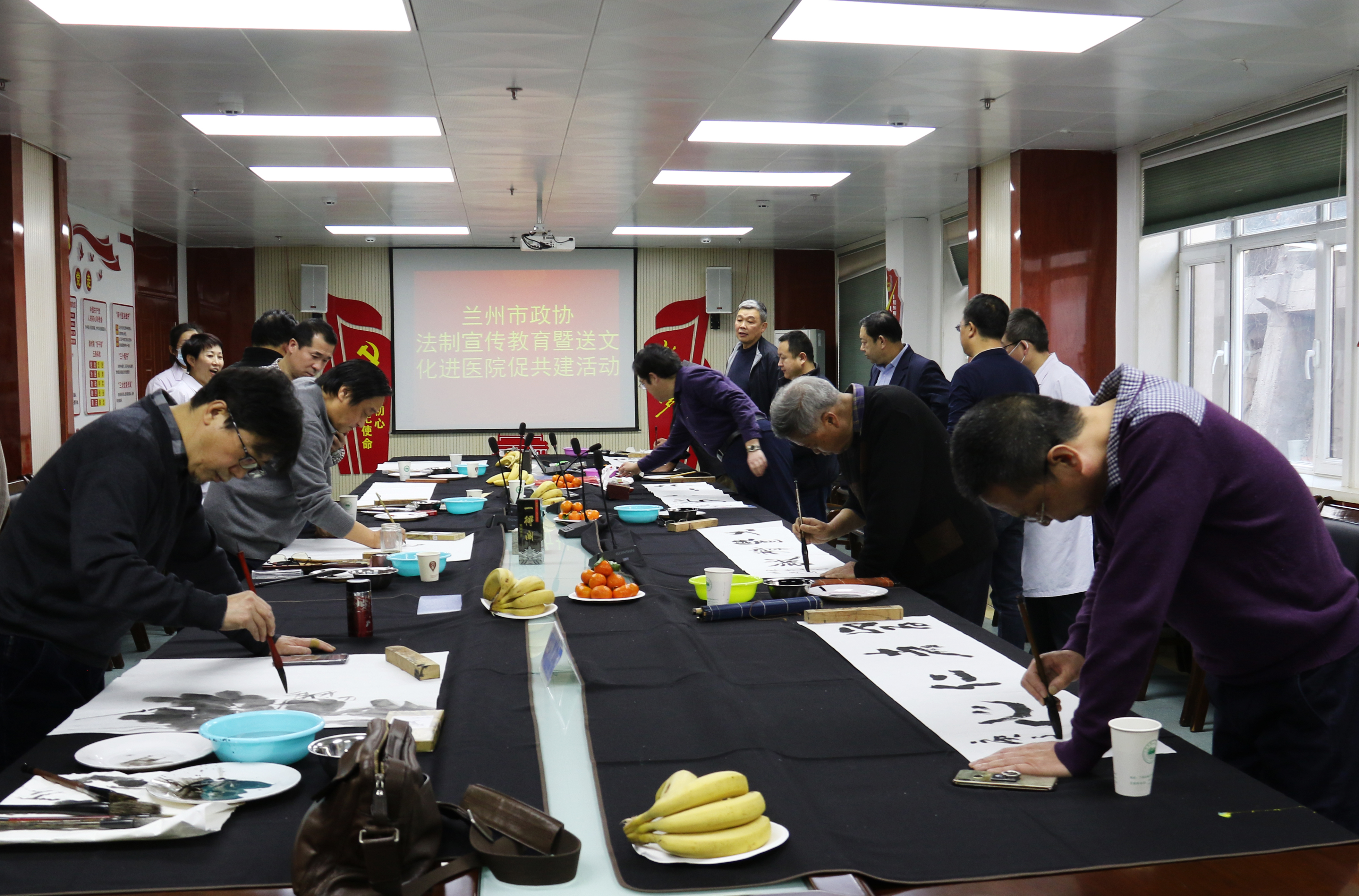 書畫家潑墨揮毫送祝福 市二醫(yī)院翰墨飄香迎新年