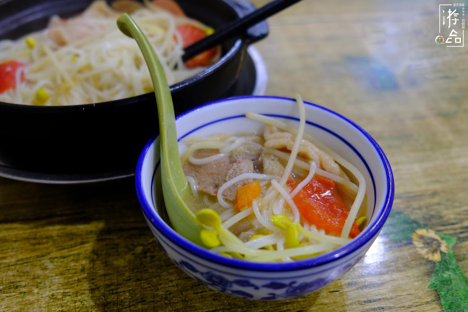 越洋肖氏老米线：杨家坪人从小吃到大，酸菜肉丝加辣子鸡只要17元