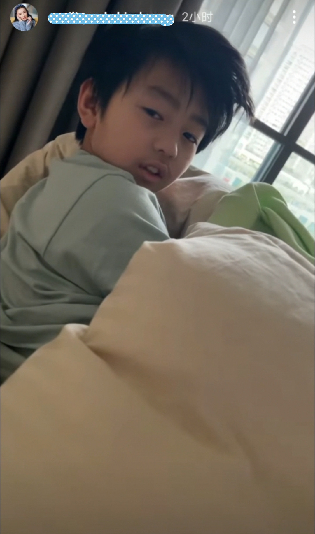 張柏芝清晨曬與二兒子玩鬧視頻，網友推測莫非她真被浪姐淘汰了？