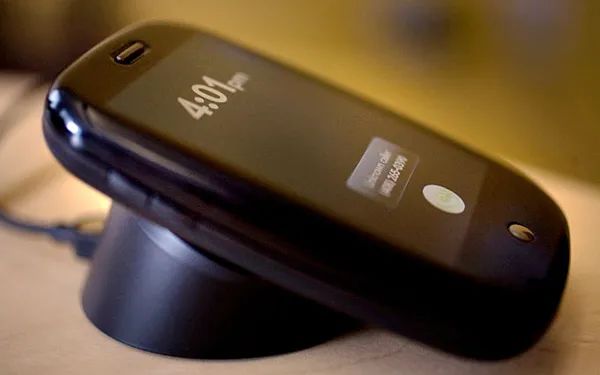 雷军分享最喜欢的手机，10年前就有无线充电