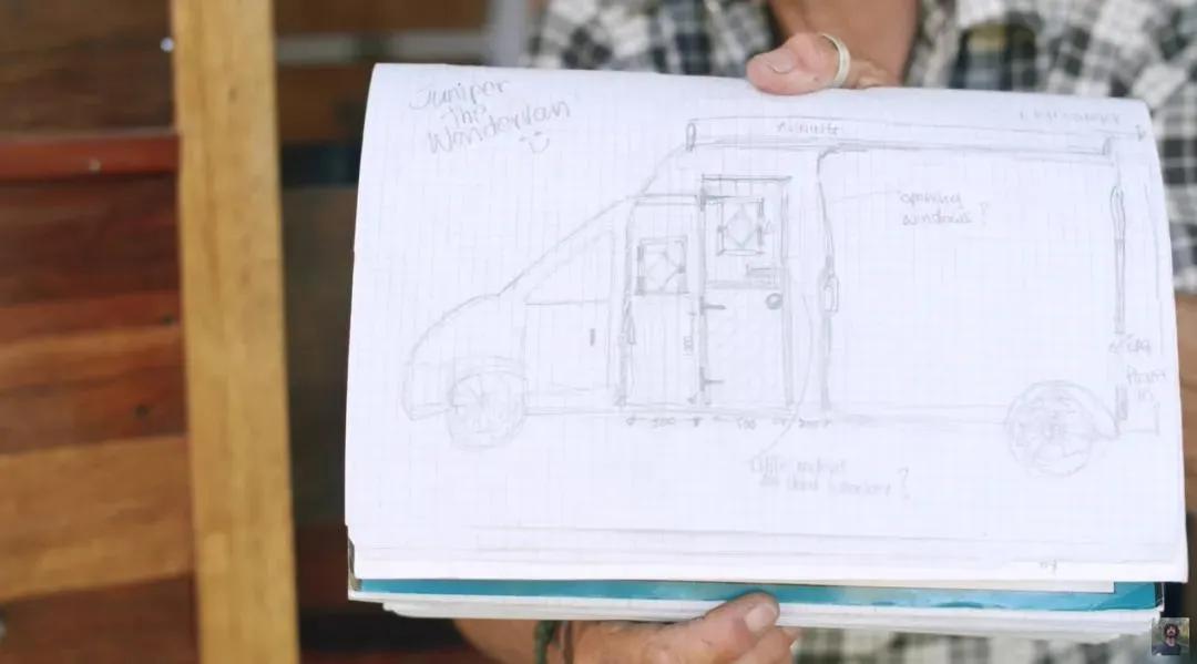 64岁老太不结婚，卖了豪宅住进8㎡蜗居，却过上