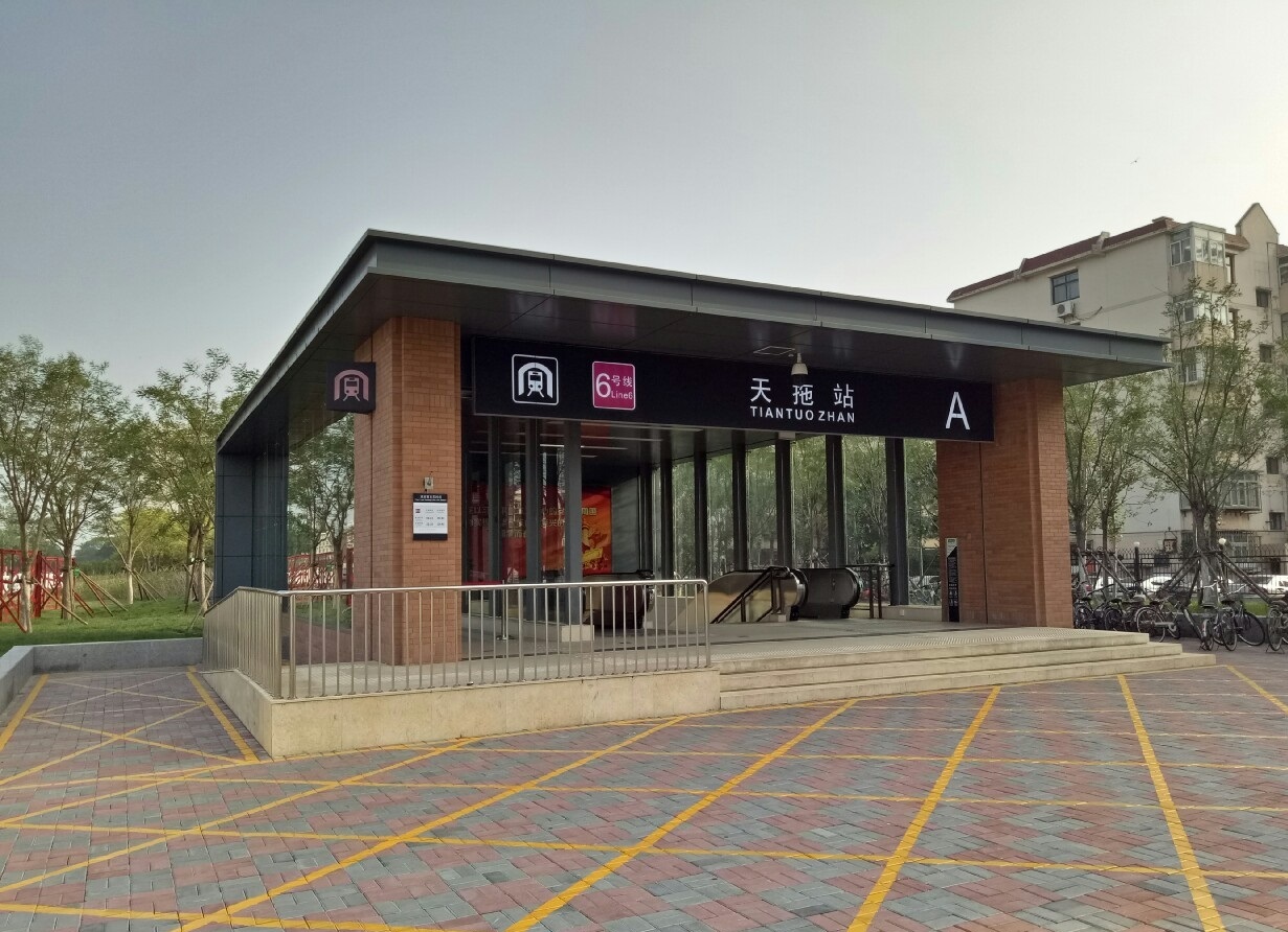 南开区的天津地铁6号线天拖站：周围的路网方方