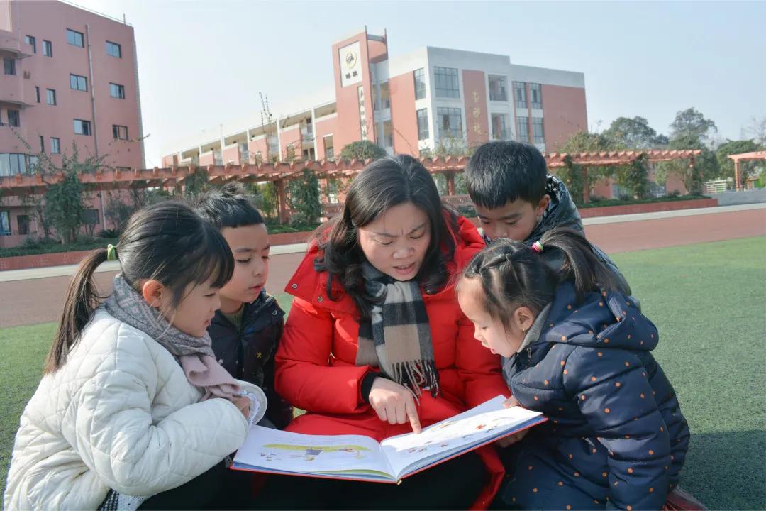 老师，您笑起来真好看——记双流区金桥小学“三八”妇女节活动