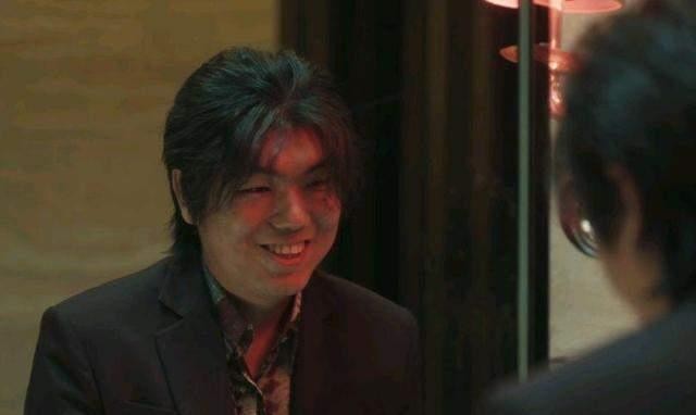 《扫黑风暴》剧组晒庆功宴，戏外的孙兴和徐英子，温馨合照引争议