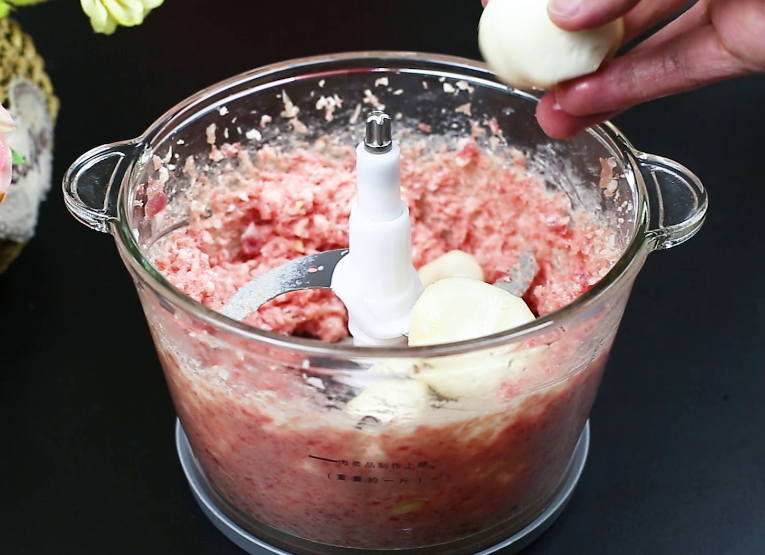 炸豬肉丸子時，謹記“2不放、加3樣”丸子外焦里嫩，放涼也不硬